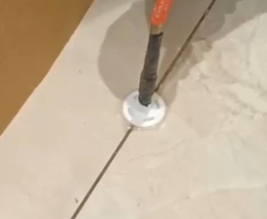 东乡瓷砖空鼓维修公司专业解答瓷砖在铺贴过程中，如果没有涂抹均匀到位的粘结材料（如水泥砂浆或瓷砖胶），可能会导致以下问题